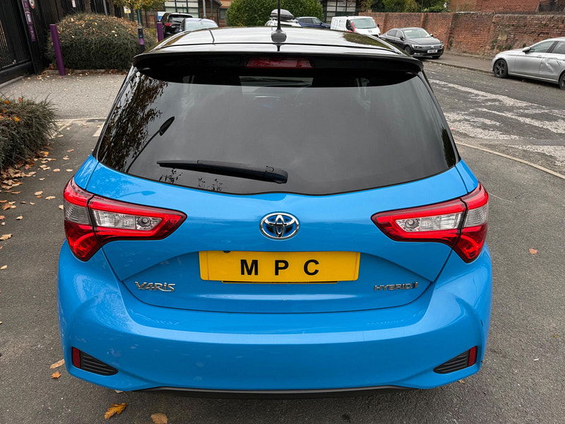 Toyota Yaris 1.5 VVT-h Cyan Bi-Tone E-CVT Euro 6 (s/s) 5dr 5dr Automatic 2025