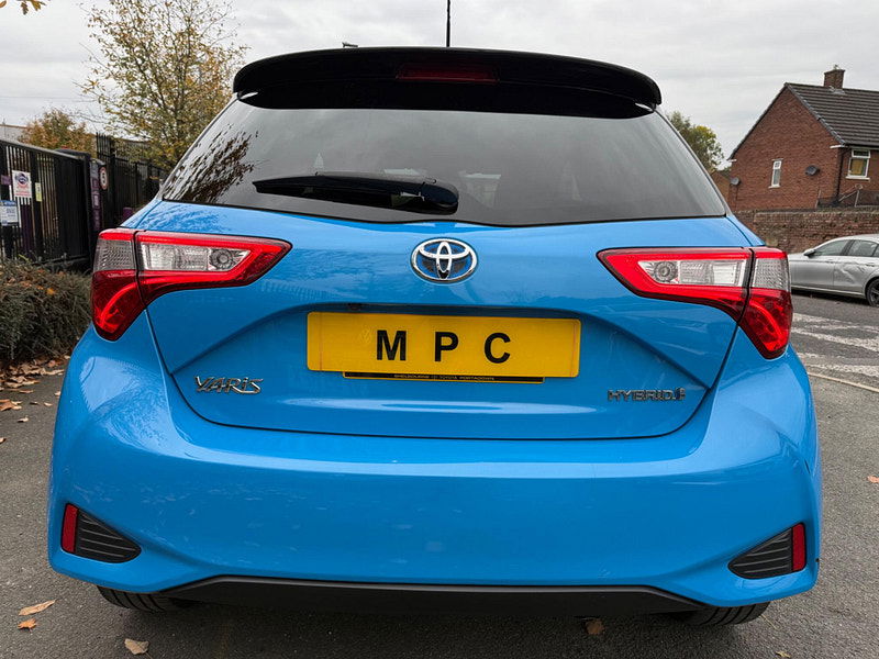 Toyota Yaris 1.5 VVT-h Cyan Bi-Tone E-CVT Euro 6 (s/s) 5dr 5dr Automatic 2025