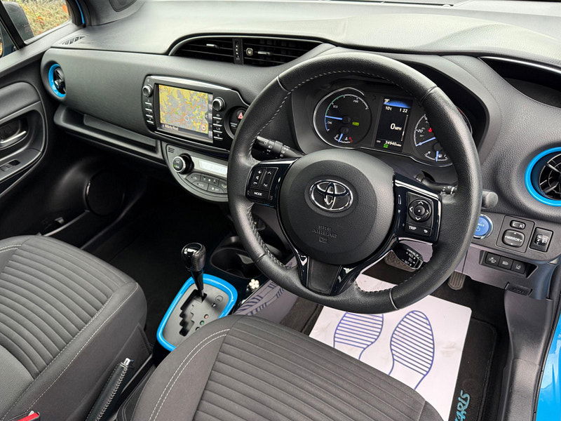 Toyota Yaris 1.5 VVT-h Cyan Bi-Tone E-CVT Euro 6 (s/s) 5dr 5dr Automatic 2025