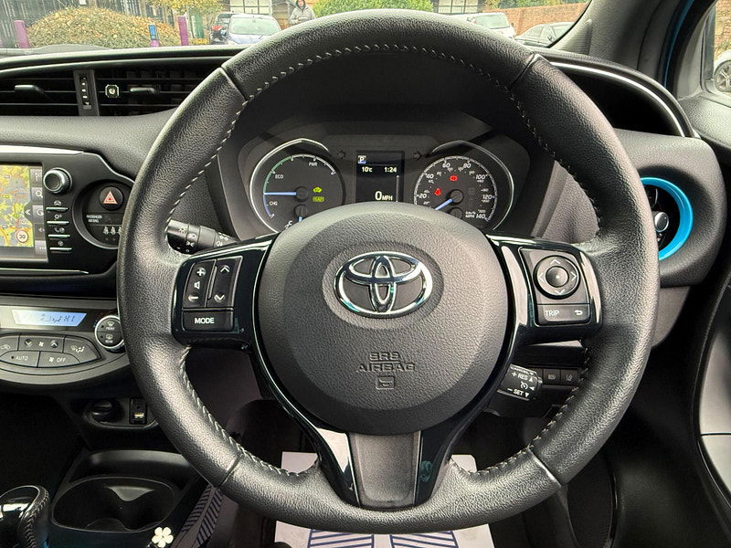 Toyota Yaris 1.5 VVT-h Cyan Bi-Tone E-CVT Euro 6 (s/s) 5dr 5dr Automatic 2025