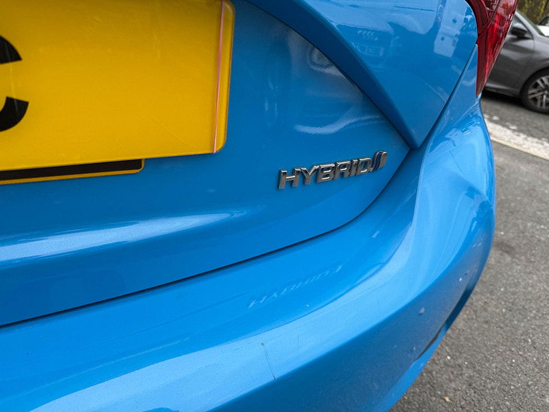 Toyota Yaris 1.5 VVT-h Cyan Bi-Tone E-CVT Euro 6 (s/s) 5dr 5dr Automatic 2025