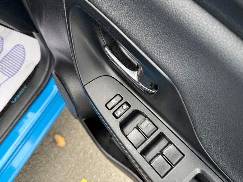 Toyota Yaris 1.5 VVT-h Cyan Bi-Tone E-CVT Euro 6 (s/s) 5dr 5dr Automatic 2025