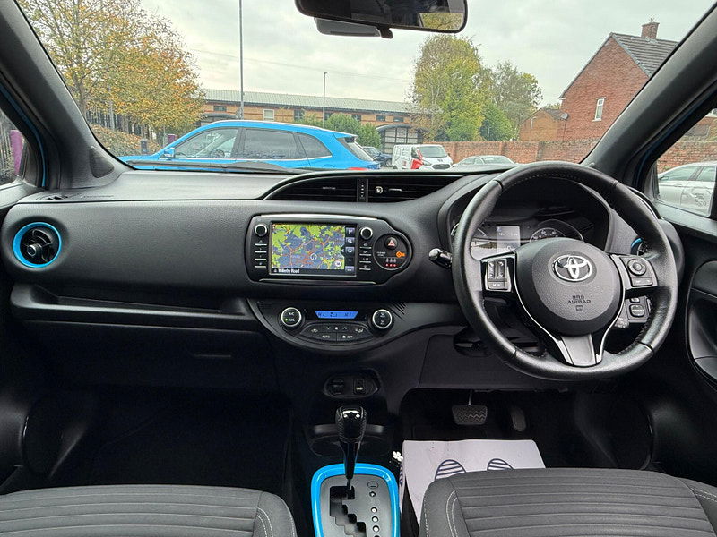 Toyota Yaris 1.5 VVT-h Cyan Bi-Tone E-CVT Euro 6 (s/s) 5dr 5dr Automatic 2025