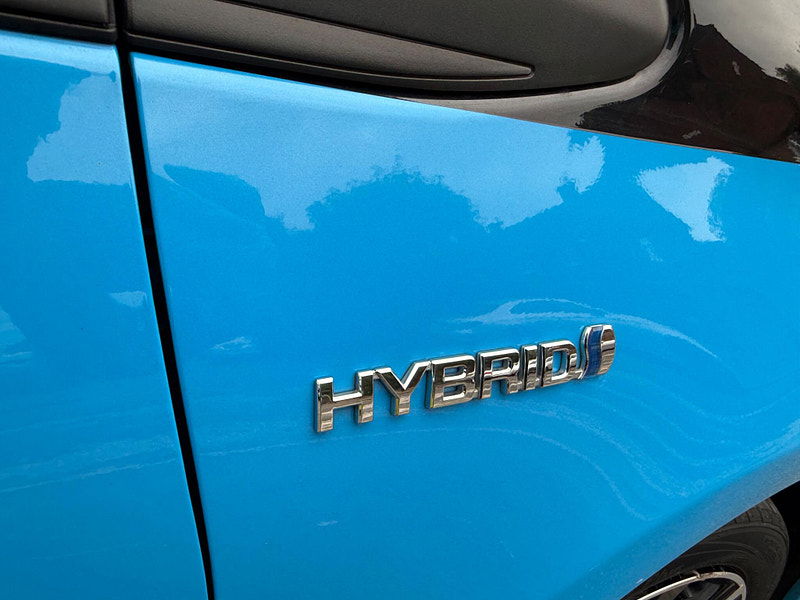 Toyota Yaris 1.5 VVT-h Cyan Bi-Tone E-CVT Euro 6 (s/s) 5dr 5dr Automatic 2025