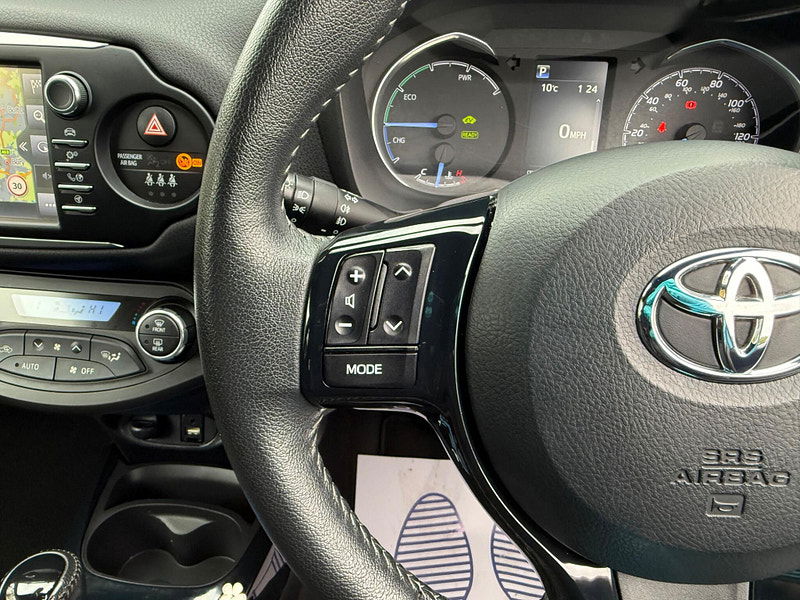Toyota Yaris 1.5 VVT-h Cyan Bi-Tone E-CVT Euro 6 (s/s) 5dr 5dr Automatic 2025