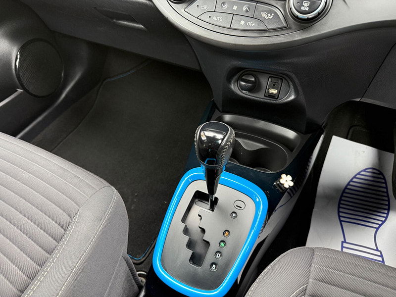 Toyota Yaris 1.5 VVT-h Cyan Bi-Tone E-CVT Euro 6 (s/s) 5dr 5dr Automatic 2025
