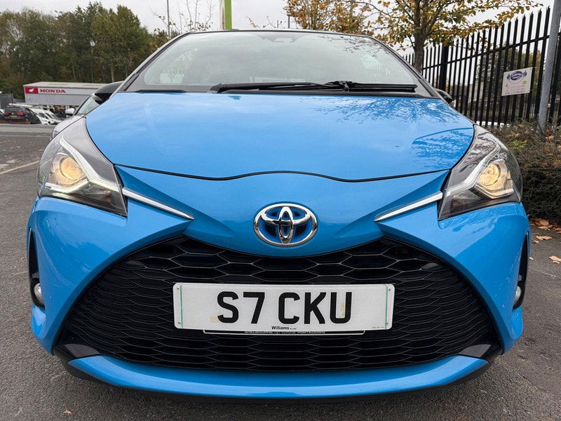 Toyota Yaris 1.5 VVT-h Cyan Bi-Tone E-CVT Euro 6 (s/s) 5dr 5dr Automatic 2025