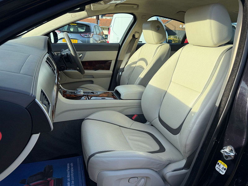 Jaguar XF 3.0d V6 Portfolio Saloon 4dr Diesel Auto 8 Spd Euro 5 (240 ps) 4dr Automatic 2025