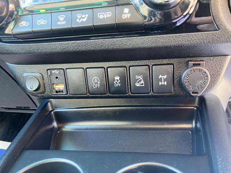 Toyota Hilux 2.4 D-4D Invincible Pickup Double Cab 4dr Diesel Auto 4WD Euro 6 (s/s) (TSS, 3.5t) (150 ps) 4dr Automatic 2026