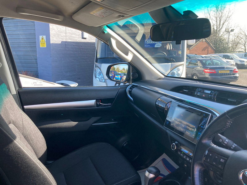 Toyota Hilux 2.4 D-4D Invincible Pickup Double Cab 4dr Diesel Auto 4WD Euro 6 (s/s) (TSS, 3.5t) (150 ps) 4dr Automatic 2026