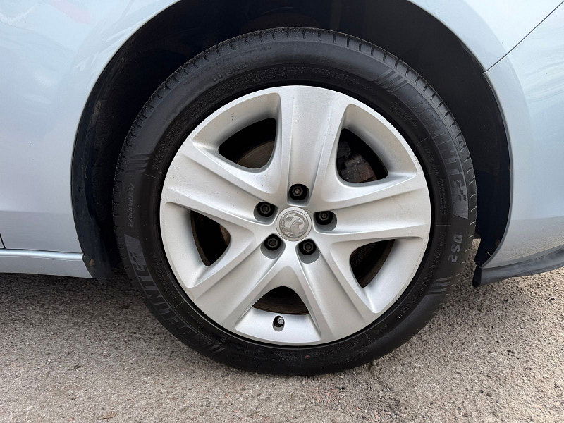 Vauxhall Zafira Tourer 1.4i Turbo Exclusiv MPV 5dr Petrol Manual Euro 6 (140 ps) 5dr Manual 2026