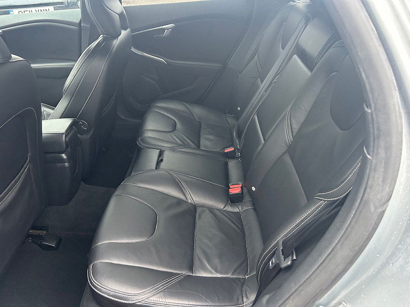 Volvo V40 1.5 T2 R-Design Pro Hatchback 5dr Petrol Auto Euro 6 (s/s) (122 ps) 5dr Automatic 2025