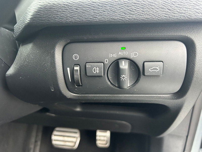 Volvo V40 1.5 T2 R-Design Pro Hatchback 5dr Petrol Auto Euro 6 (s/s) (122 ps) 5dr Automatic 2025