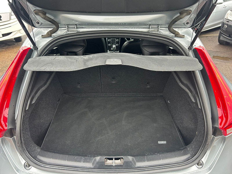 Volvo V40 1.5 T2 R-Design Pro Hatchback 5dr Petrol Auto Euro 6 (s/s) (122 ps) 5dr Automatic 2025