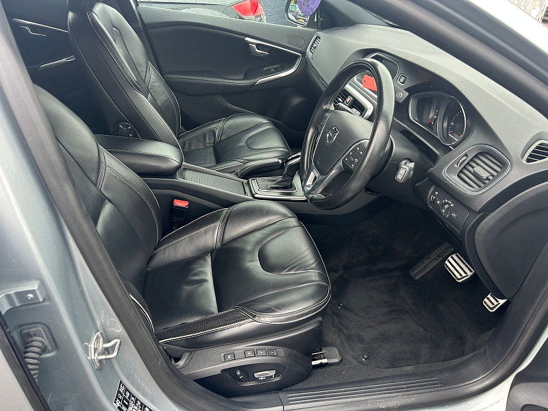 Volvo V40 1.5 T2 R-Design Pro Hatchback 5dr Petrol Auto Euro 6 (s/s) (122 ps) 5dr Automatic 2025