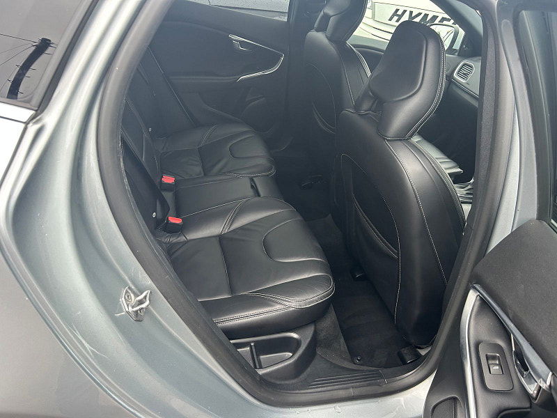 Volvo V40 1.5 T2 R-Design Pro Hatchback 5dr Petrol Auto Euro 6 (s/s) (122 ps) 5dr Automatic 2025