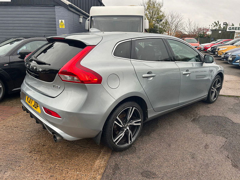 Volvo V40 1.5 T2 R-Design Pro Hatchback 5dr Petrol Auto Euro 6 (s/s) (122 ps) 5dr Automatic 2025