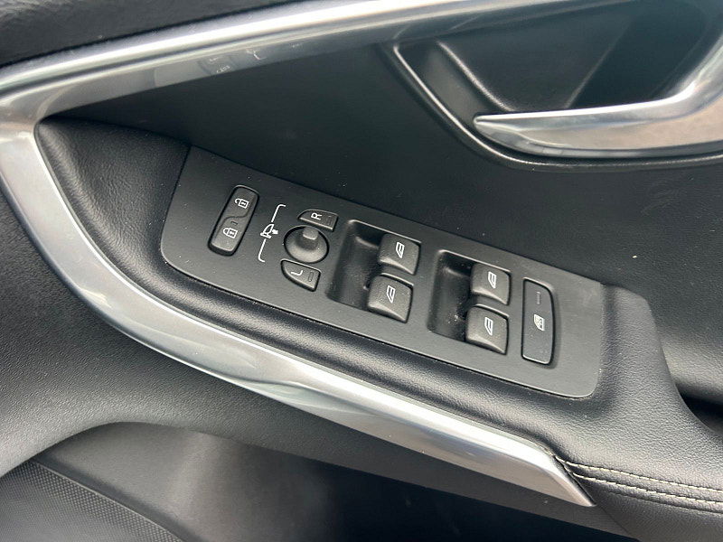 Volvo V40 1.5 T2 R-Design Pro Hatchback 5dr Petrol Auto Euro 6 (s/s) (122 ps) 5dr Automatic 2025