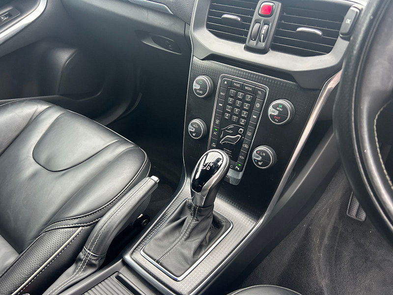 Volvo V40 1.5 T2 R-Design Pro Hatchback 5dr Petrol Auto Euro 6 (s/s) (122 ps) 5dr Automatic 2025