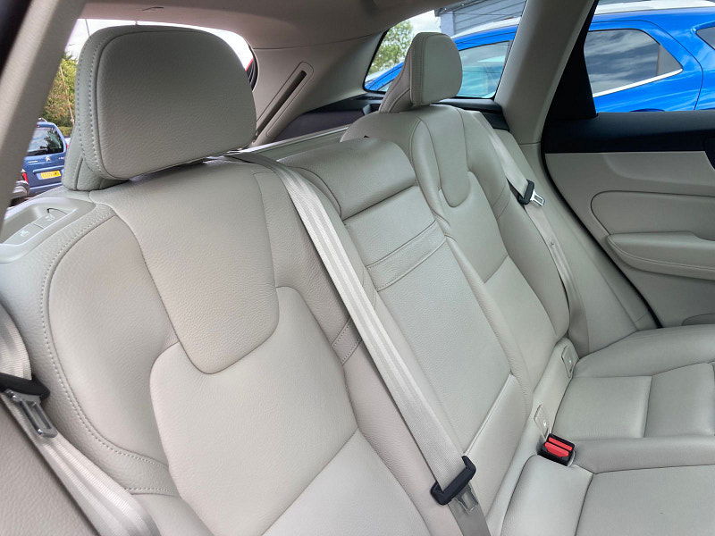 Volvo XC60 2.0 D4 Momentum Pro SUV 5dr Diesel Auto AWD Euro 6 (s/s) (190 ps) 5dr Automatic 2025