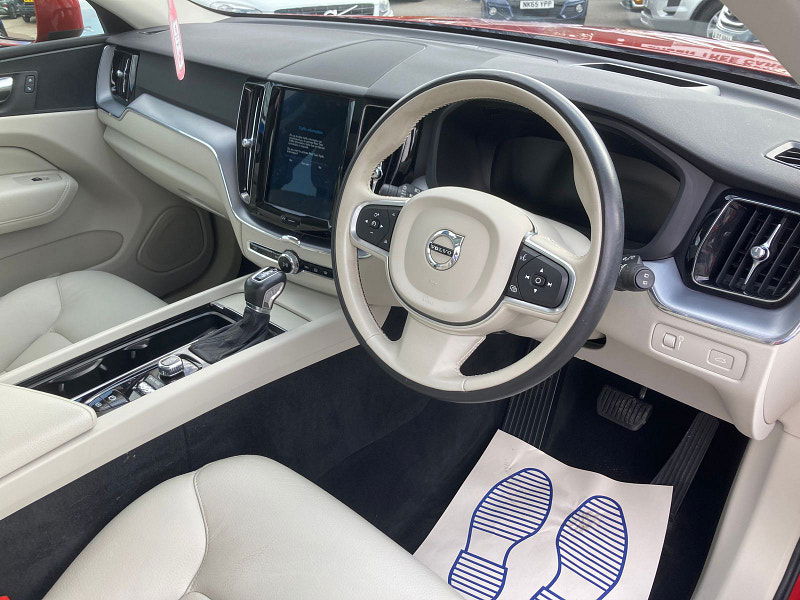 Volvo XC60 2.0 D4 Momentum Pro SUV 5dr Diesel Auto AWD Euro 6 (s/s) (190 ps) 5dr Automatic 2025