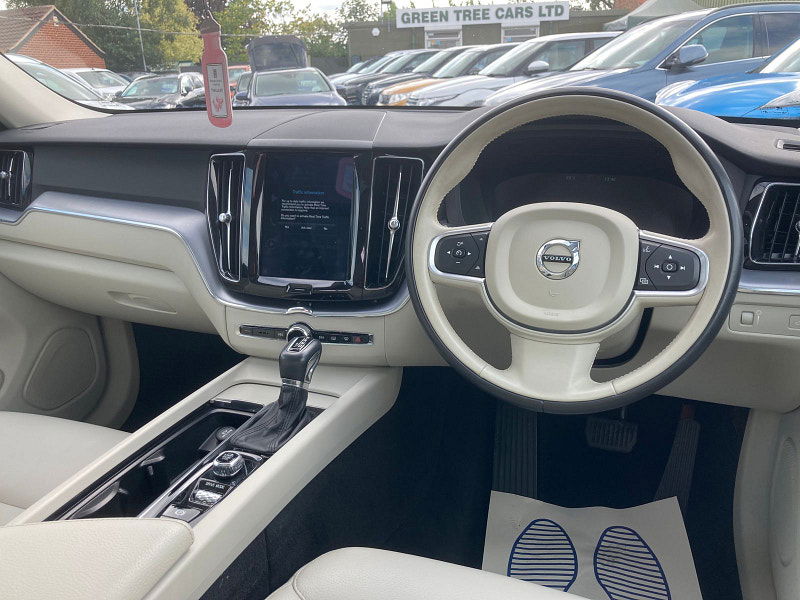 Volvo XC60 2.0 D4 Momentum Pro SUV 5dr Diesel Auto AWD Euro 6 (s/s) (190 ps) 5dr Automatic 2025