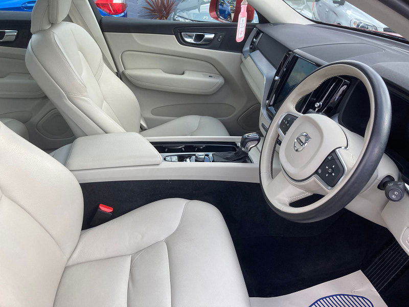 Volvo XC60 2.0 D4 Momentum Pro SUV 5dr Diesel Auto AWD Euro 6 (s/s) (190 ps) 5dr Automatic 2025