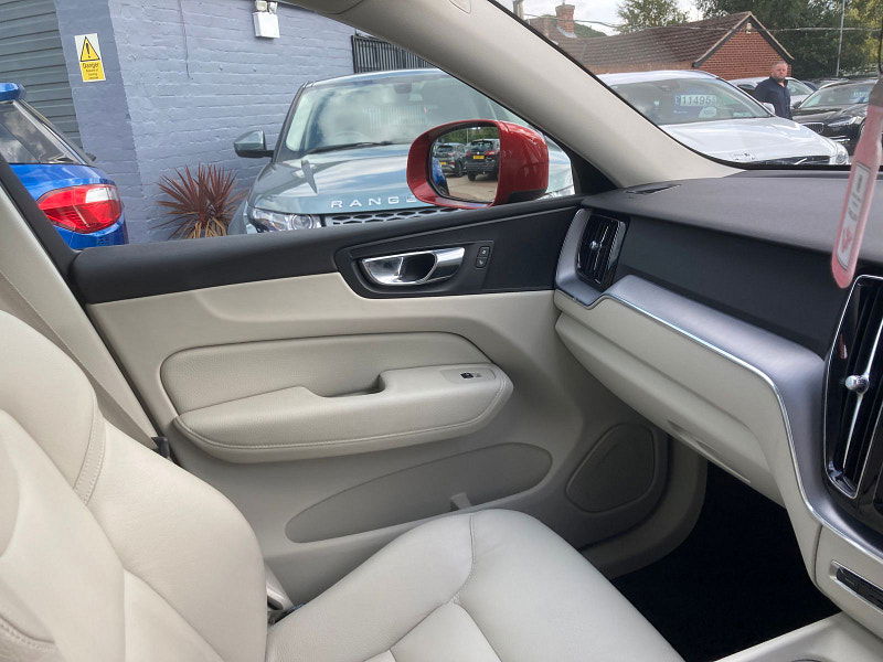 Volvo XC60 2.0 D4 Momentum Pro SUV 5dr Diesel Auto AWD Euro 6 (s/s) (190 ps) 5dr Automatic 2025