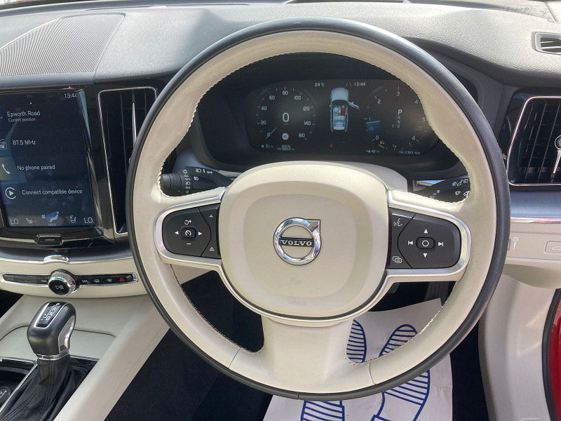 Volvo XC60 2.0 D4 Momentum Pro SUV 5dr Diesel Auto AWD Euro 6 (s/s) (190 ps) 5dr Automatic 2025