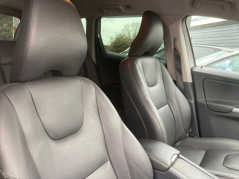 Volvo XC60 2.4 D5 SE Lux Nav SUV 5dr Diesel Manual AWD Euro 6 (s/s) (220 ps) 5dr Manual 2026