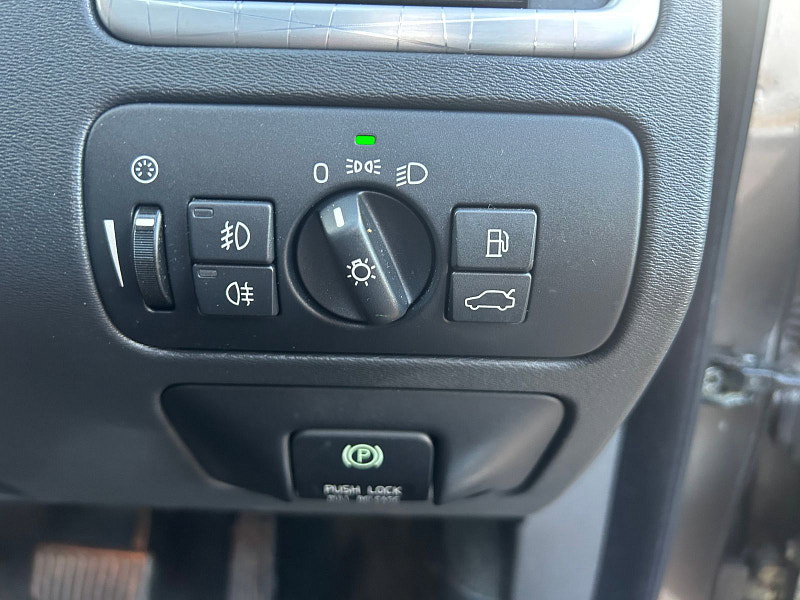 Volvo XC70 2.4 D5 SE Lux Estate 5dr Diesel Geartronic AWD Euro 5 (205 ps) 5dr Automatic 2026