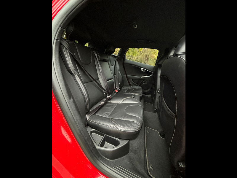 Volvo V40 2.0L D2 R-DESIGN LUX NAV Hatchback 5dr Diesel Manual Euro 6 (118 bhp) 5dr Manual 2025