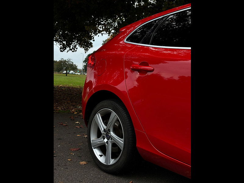 Volvo V40 2.0L D2 R-DESIGN LUX NAV Hatchback 5dr Diesel Manual Euro 6 (118 bhp) 5dr Manual 2025