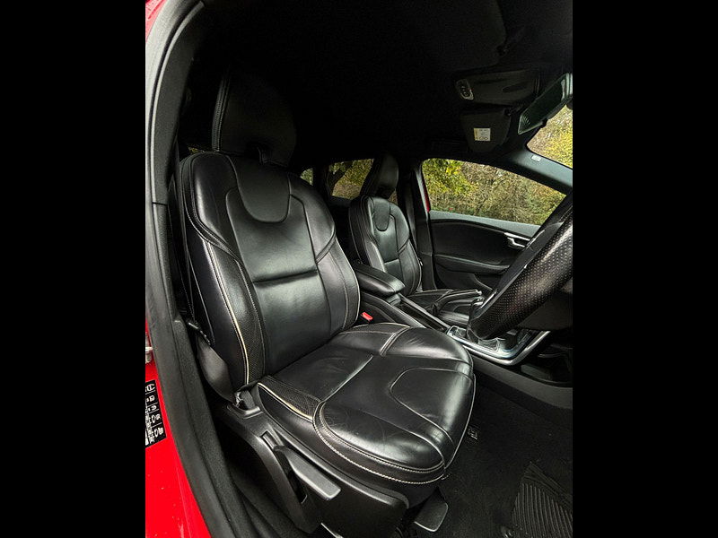 Volvo V40 2.0L D2 R-DESIGN LUX NAV Hatchback 5dr Diesel Manual Euro 6 (118 bhp) 5dr Manual 2025