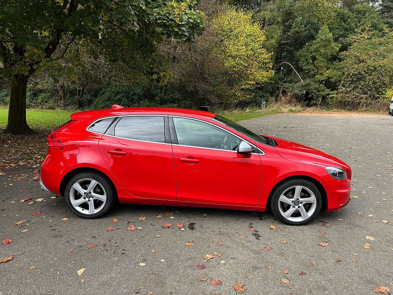 Volvo V40 2.0L D2 R-DESIGN LUX NAV Hatchback 5dr Diesel Manual Euro 6 (118 bhp) 5dr Manual 2025