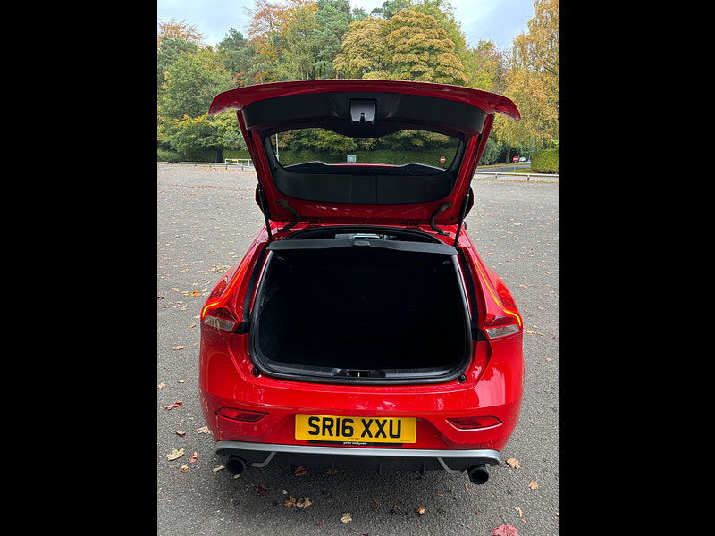Volvo V40 2.0L D2 R-DESIGN LUX NAV Hatchback 5dr Diesel Manual Euro 6 (118 bhp) 5dr Manual 2025