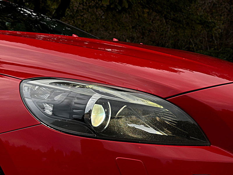 Volvo V40 2.0L D2 R-DESIGN LUX NAV Hatchback 5dr Diesel Manual Euro 6 (118 bhp) 5dr Manual 2025