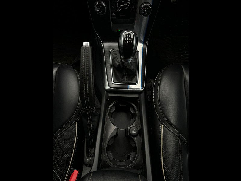 Volvo V40 2.0L D2 R-DESIGN LUX NAV Hatchback 5dr Diesel Manual Euro 6 (118 bhp) 5dr Manual 2025