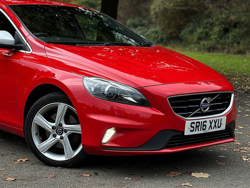 Volvo V40 2.0L D2 R-DESIGN LUX NAV Hatchback 5dr Diesel Manual Euro 6 (118 bhp) 5dr Manual 2025