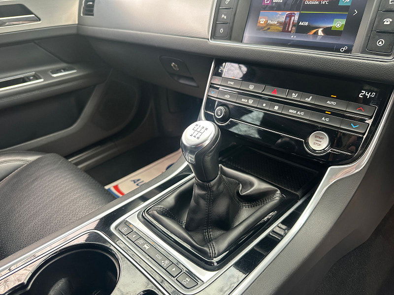 Jaguar XF 2.0d Prestige Saloon 4dr Diesel Manual Euro 6 (s/s) (163 ps) 4dr Manual 2026