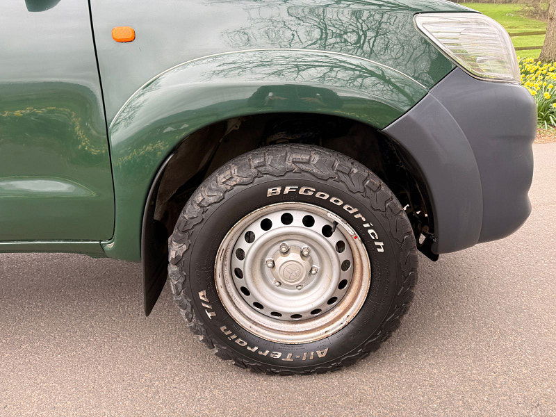 Toyota Hilux 2.5 D-4D Active Pickup Extended Cab 4dr Diesel Manual 4WD Euro 5 (144 ps) 4dr Manual 2026