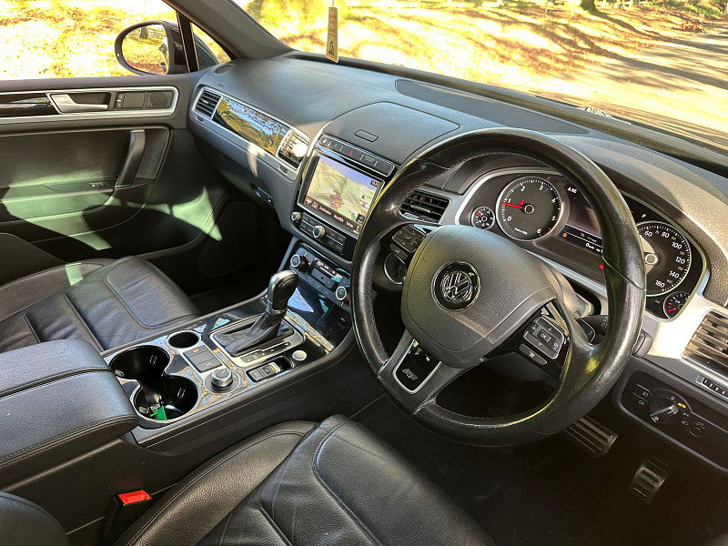 Volkswagen Touareg 3.0 TDI V6 BlueMotion Tech R-Line Plus SUV 5dr Diesel Tiptronic 4WD Euro 6 (s/s) (262 ps) 5dr Automatic 2025