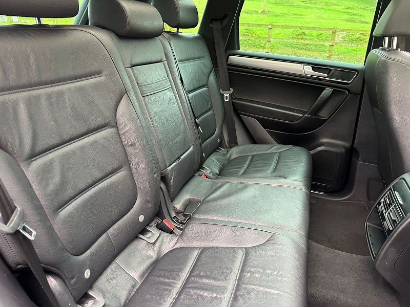 Volkswagen Touareg 3.0 TDI V6 BlueMotion Tech R-Line SUV 5dr Diesel Tiptronic 4WD Euro 6 (s/s) (262 ps) 5dr Automatic 2026