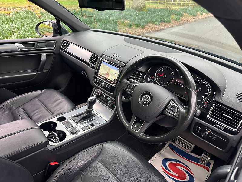 Volkswagen Touareg 3.0 TDI V6 BlueMotion Tech R-Line SUV 5dr Diesel Tiptronic 4WD Euro 6 (s/s) (262 ps) 5dr Automatic 2026