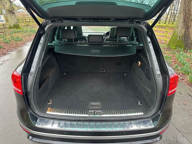 Volkswagen Touareg 3.0 TDI V6 BlueMotion Tech R-Line SUV 5dr Diesel Tiptronic 4WD Euro 6 (s/s) (262 ps) 5dr Automatic 2026