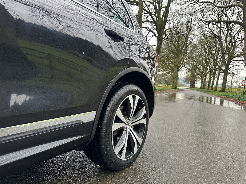 Volkswagen Touareg 3.0 TDI V6 BlueMotion Tech R-Line SUV 5dr Diesel Tiptronic 4WD Euro 6 (s/s) (262 ps) 5dr Automatic 2026