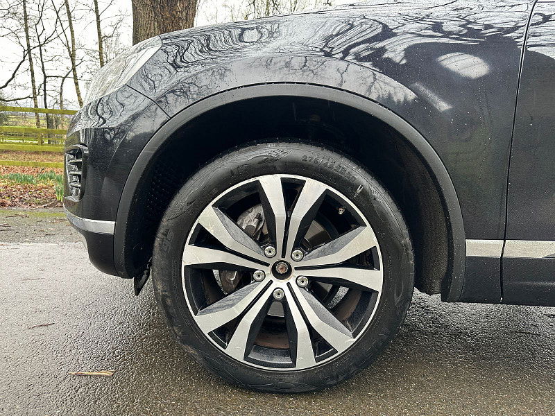 Volkswagen Touareg 3.0 TDI V6 BlueMotion Tech R-Line SUV 5dr Diesel Tiptronic 4WD Euro 6 (s/s) (262 ps) 5dr Automatic 2026