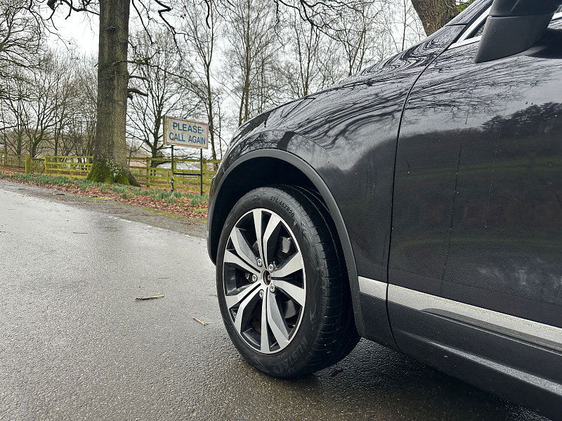 Volkswagen Touareg 3.0 TDI V6 BlueMotion Tech R-Line SUV 5dr Diesel Tiptronic 4WD Euro 6 (s/s) (262 ps) 5dr Automatic 2026