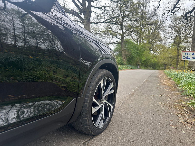 Volvo XC40 2.0 D4 R-Design Pro SUV 5dr Diesel Auto AWD Euro 6 (s/s) (190 ps) 5dr Automatic 2026