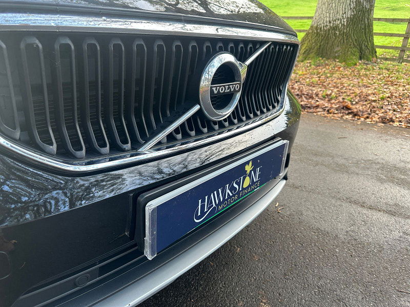 Volvo XC40 2.0 T4 Momentum SUV 5dr Petrol Auto AWD Euro 6 (s/s) (190 ps) 5dr Automatic 2025